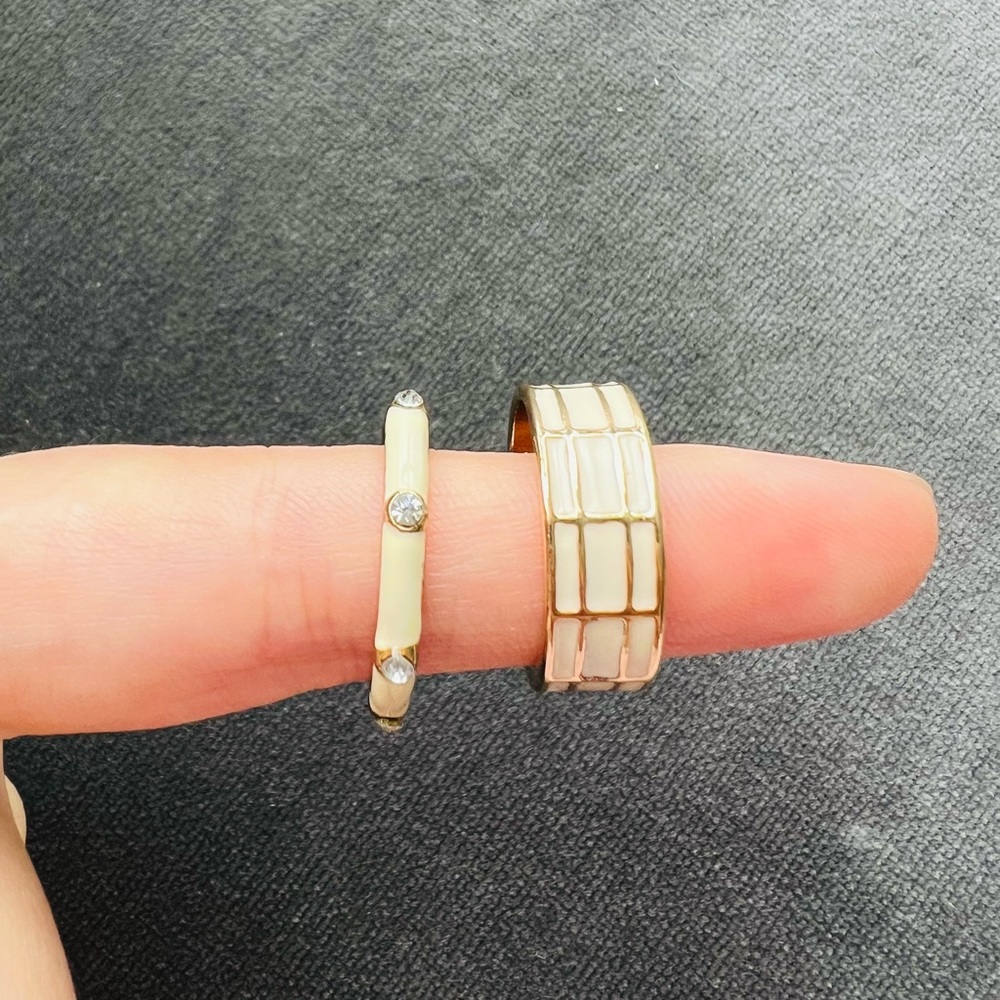A set of 2 stylish rings, size 8-10